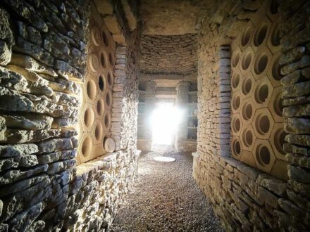 Das Soulton Long Barrow, Shrewsbury, kurz nach Sonnenaufgang zur Sommersonnenwende. Foto: TJatHAURC / Wikimedia Commons