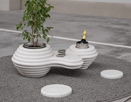 Simon Hirtz von A.I.gency gestaltete in Schichtbauweise einen monolithischen, organisch geformten Couchtisch aus Silestone White Arabesque.