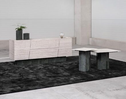 Die Designer Melanie Victoria Kirchgeorg und Martin Winkler von Lavisio entschieden sich für Dekton Marmorino für die Bekleidung eines Sideboards mit integrierter Cocktailbar und die Oberfläche der Beistelltische.