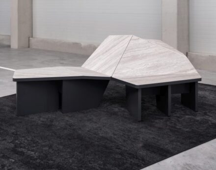 Walter Grill formte eine Sitz- und Liegelandschaft. Die Oberfläche aus Dekton Trevi eignet sich für den Einsatz drinnen und draußen.