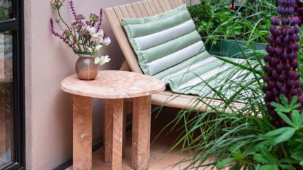 The “ME+EM City Garden“ experimented with colors to create a relaxed atmosphere: Green and pink predominated – the pink was prominently presented with a side table made of a material very similar to natural stone.