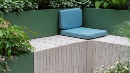 The “MS Amlin Peace of Mind“ was also about color therapy, as well as the positive effects of natural materials. The bench was composed of vertically arranged stone slabs.