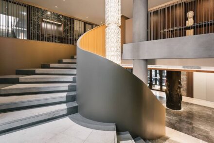 Die halbgewendelte Treppe führt vom Foyer in den ersten Stock.