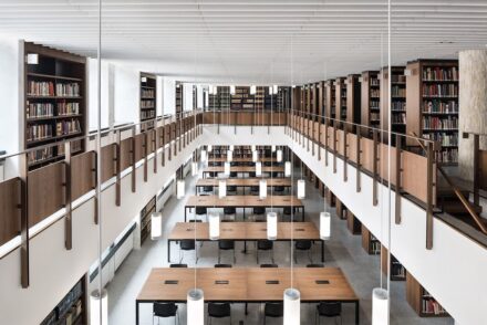 Herzstück des Instituts ist der Bibliotheksbereich.