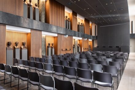Der über zwei Stockwerke reichende Vortragssaal ist nach der Grundsanierung wieder zu einem wichtigen und beeindruckenden Teil des Gebäudes geworden. Die im Institut vorhandenen Büsten können hier angemessen präsentiert werden.