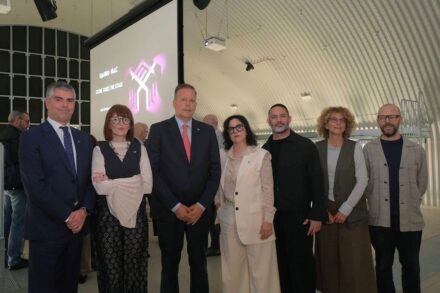 Pressekonferenz zur Marmomac 2025. Von links: Adolfo Rebughini (General Manager Veronafiere), Valeria Santolin (B2B Area Exhibition Manager), Federico Bricolo (President Veronafiere), Francesca Zivelonghi (Marmomac Event Manager), Giorgio Canale (The Plus Theater Artistic Director), Federica Sala (Moderatorin, Journalistin), Davide Fabio Colaci (Professor Politecnico di Milano). Foto: Ennevi
