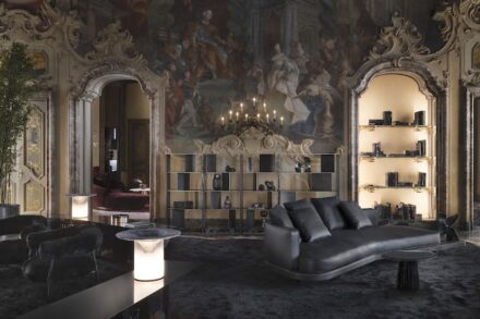 Um „Deep Black“ (Tiefschwarz) ging es im großen Wohnzimmer. Sahara Noir und Portoro Nero waren die Marmorsorten. Regal: Pagina, Design Migliore+Servetto; Sideboard: Piega, Design Migliore+Servetto; Lampe: Strobilo, Design Migliore+Servetto; Sofa: Ordon, Design Stefano Gallizioli; Sessel: Artemisia, Design Stefano Gallizioli; Beistelltisch: Coronae, Design Migliore+Servetto.