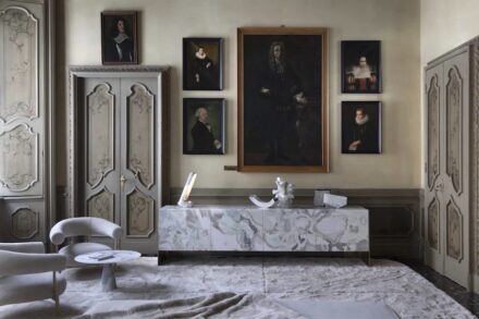 „Absolute White“ (Absolut Weiß). Lampe: Révérence, Design atelier oï; Sessel: Artemisia, Design Stefano Gallizioli; Beistelltisch: Leaf, Design Luca Martorano; Sideboard: Onys, Design Draw Studio.