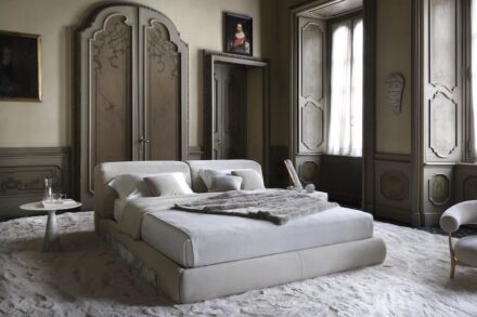 „Absolute White“ (Absolut Weiß). Bett: Moon, Design Draw Studio; Lampe: Révérence, Design atelier oï; Sessel: Artemisia, Design Stefano Gallizioli; Beistelltisch: Leaf, Design Luca Martorano.