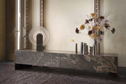 Mit „Earth Brown“ (Erdbraun) schloss die Präsentation ab, dargestellt mit den Marmorsorten Bronze Fantasy und Tobacco Brown. Sideboard: Onys, Design Draw Studio; Lampe: Lente, Design Migliore+Servetto.