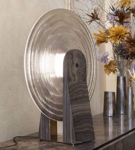 „Earth Brown“ (Erdbraun). Lampe: Lente, Design Migliore+Servetto.
