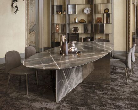„Earth Brown“ (Erdbraun). Tisch: Aves, Design Draw Studio; Stuhl: Birky, Design Gabriele e Oscar Buratti; Regal: Pagina, Design Migliore+Servetto.