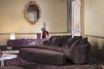 „Infinite Bordeaux“ (Unendliches Bordeaux) hieß der Farbton im ersten Raum. Die Steine waren Breccia Antica und der Marmor Calacatta Viola. Wie auch in den anderen Räumen kamen bestimmte Stoffe, Ledersorten oder Metalle hinzu. Sofa: Sao Miguel, Design Stefano Gallizioli; Sideboard: Onys, Design Draw Studio; Lampe: Strobilo, Design Migliore+Servetto; Beistelltisch: Coronae, Design Migliore+Servetto.