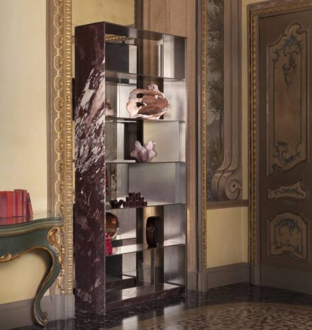 „Infinite Bordeaux“ (Unendliches Bordeaux). Regal: Pagina, Design Migliore+Servetto.