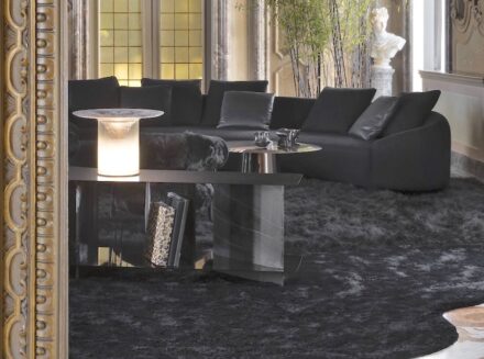 „Deep Black“ (Tiefschwarz). Sideboard: Piega, Design Migliore+Servetto; Lampe: Strobilo, Design Migliore+Servetto; Sofa: Sao Miguel, Design Stefano Gallizioli.