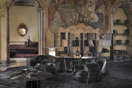 „Deep Black“ (Tiefschwarz). Sideboard: Piega, design Migliore+Servetto; Lampe: Strobilo, Design Migliore+Servetto; Sessel: Artemisia, Design Stefano Gallizioli; Beistelltisch: Coronae, Design Migliore+Servetto; Regal: Pagina, Design Migliore+Servetto.