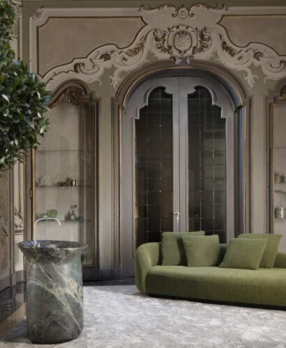„Green Woods“ (Grüne Wälder) mit dem Quarzit Verde Borgogna war das Thema des nächsten Raums. Waschbecken: Majesté, Design Monica Armani; Sofa: Sao Miguel, Design Stefano Gallizioli.