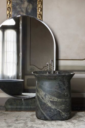 „Green Woods“ (Grüne Wälder). Waschbecken: Majesté, Design Monica Armani; Spiegel: Majesté, Design Monica Armani.