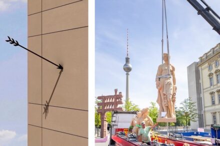 Links: Siegerentwurf „Südpfeil“ (Detail, Rendering). Quelle: Jürgen Mayer H, Südpfeil, 2025 / Stiftung Humboldt Forum im Berliner Schloss, Foto: Andreas König. Rechts: Skulpturen werden auf die Balustrade gehoben. Quelle: Stiftung Humboldt Forum im Berliner Schloss, Foto: David von Becker