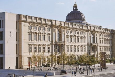 Siegerentwurf „Südpfeil“ (Rendering) an der Nordostfassade des Humboldt Forums. Quelle: Jürgen Mayer H, Südpfeil, 2025 / Stiftung Humboldt Forum im Berliner Schloss, Foto: Andreas König
