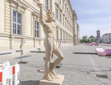 Die Skulpturen werden auf die Balustrade gehoben. Quelle: Stiftung Humboldt Forum im Berliner Schloss, Foto: David von Becker