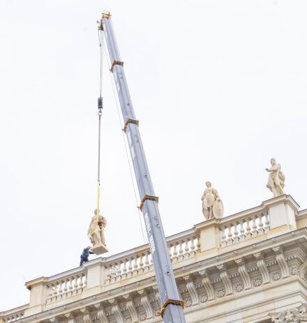 Die Skulpturen werden auf die Balustrade gehoben. Quelle: Stiftung Humboldt Forum im Berliner Schloss. Foto: David von Becker