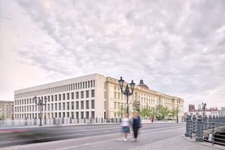 Blick auf das Humboldt Forum aus Richtung des Doms (vor der Aufstellung der Skulpturen). Quelle: Stiftung Humboldt Forum im Berliner Schloss, Foto: Alexander Schippel