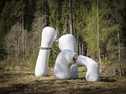 “Resting Arms“ by Nairy Baghramian in the Kistefos Museum‘s sculpture park.