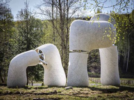 “Resting Arms“ by Nairy Baghramian in the Kistefos Museum‘s sculpture park.