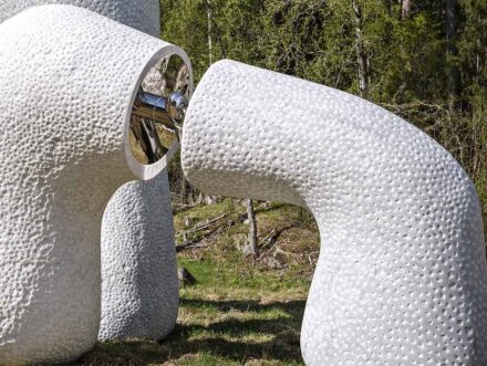 “Resting Arms“ by Nairy Baghramian in the Kistefos Museum‘s sculpture park.