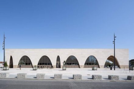 Massivbauen mit Naturstein: die Markthalle in Saint-Dizier ist und bietet das, was die Bürger einer kleinen französischen Stadt von ihrem City-Zentrum erwarten