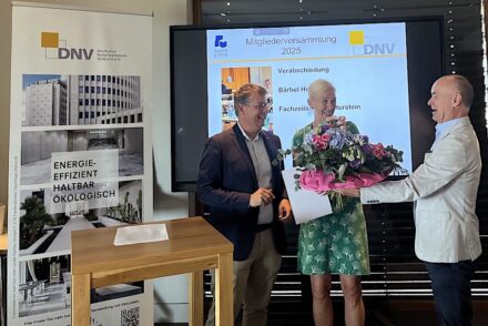 Bärbel Holländer wurde vom Verband verabschiedet. Sie scheidet zum 01. September 2025 als Chefredakteurin von „Naturstein“ im Ebner Verlag aus. Ihre Nachfolge dort übernimmt Eva Straub.