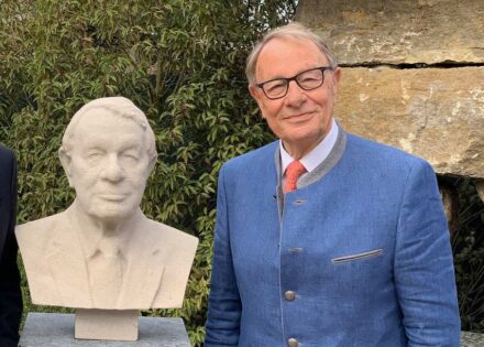 Offen für Innovationen: Joachim Grüter mit Büste, ein Geschenk des Verbands zu seinem 80. Geburtstag, erstellt mit 3D-Scan und CNC-Technologie. Foto: DNV
