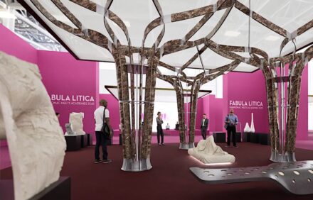 „Fabula Litica: La Foresta Incantata“ in Halle 10 der Marmomac 2025.
