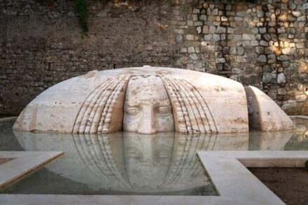 “L'acqua di Afrodite“ (The Water of Aphrodite), travertine sculpture by Girolamo Ciulla in the Piazza Statuto, Pietrasanta: The sculptor depicts the goddess of beauty, love, and procreation emerging from the sea with stony dignity on a radiant spring morning. Source: City of Pietrasanta