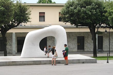 Sculpture “Chiave del Sogno“ (Key to the Dream) by Kan Yasuda at the Pietrasanta train station.