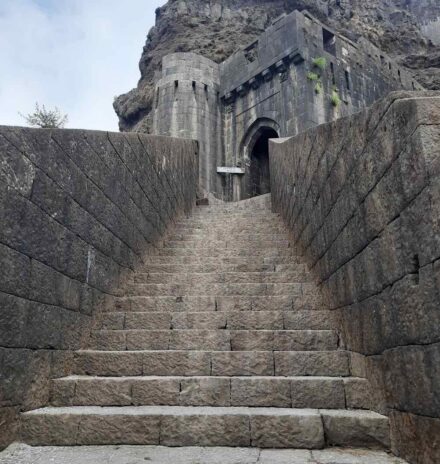 The steep stairwayleading to the gateway, a typical feature of the Maratha Military architecture, was designed to disarm the invading enemies by making it difficult to reach the main fort. Photo: Dronah / Unesco