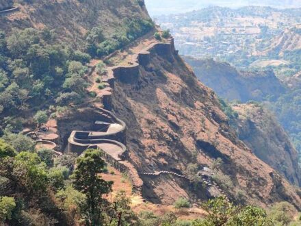 The escapments of the Rayri hill and fortification wall integrated with the curved, concealed gateway. Photo: Dronah / Unesco