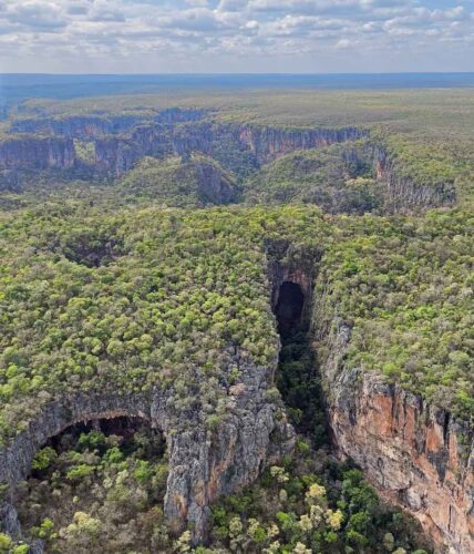 Aerial view of the Peruaçu river canyon highlighting still preserved cave segments and vegetation along the valley. Photo: Bernardo Issa / Unesco