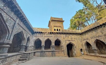 Panhala fort: The inner court of the Teen Darwaza, with architectural features of the Bahamani Sultanate. Photo: Dronah / Unesco