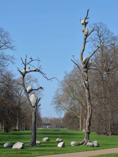Giuseppe Penone, “Idee di pietra“ (Ideas of Stone), 2010 - 2024. Bronze and river stones. ©Photo: George Darrell. Courtesy Giuseppe Penone and Serpentine.