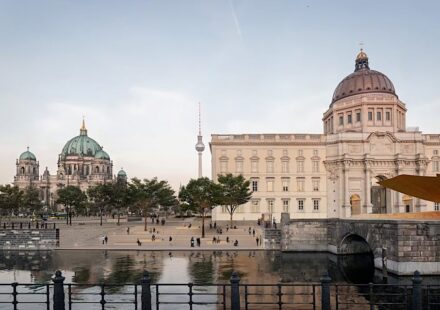 Rendering der Freitreppe. Rechts, angeschnitten, die geplante Einheitswippe. Quelle: Sora Images / Senatsverwaltung
