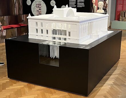 Modell des Alten Museums in der Ausstellung. 
