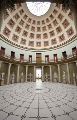 Blick in die Rotunde des Alten Museums, mit der Statue des Betenden Knaben in der Sichtachse; Staatliche Museen zu Berlin, Antikensammlung, Foto: Johannes Laurentius