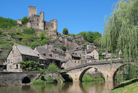 Belcastel ist eines der besonders schönen Dörfer in der Region Okzitanien in Frankreich. Malerisch liegt es am Hang zwischen dem Fluss Averyon und dem Schloss auf dem Berg. Foto: kallerma / Wikimedia Commons