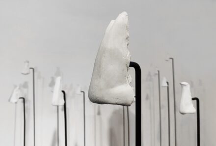 Esmeralda Kosmatopoulos: „About 2 inches long, 2020 (production 2025).
Marmor. Collection de l’artiste. © Esmeralda Kosmatopoulos