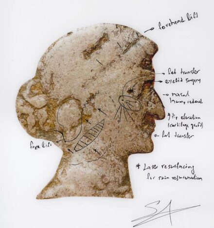 Esmeralda Kosmatopoulos, 2020: „Ich will aussehen wie Kleopatra #1“. Fotodruck auf Acryl. Sammlung der Künstlerin. © Alberto Ricci