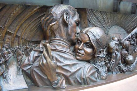 Detail of the bronze sculpture “The Meeting Place“ by artist Paul Day at London’s St. Pancras station. Source: Wikimedia Commons / Patrice78500