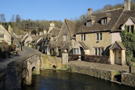 Ein Typisches Dorf in den Cotswolds, England. Quelle: Saffron Blaze / Wikimedia Commons