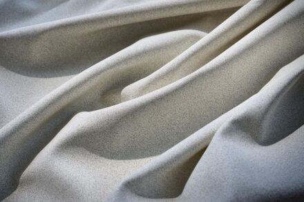 MARM \ MORE® (MARMMORE®) von Fili Pari: kein Granit, sondern ein Textil mit 50 % Marmorpulver.